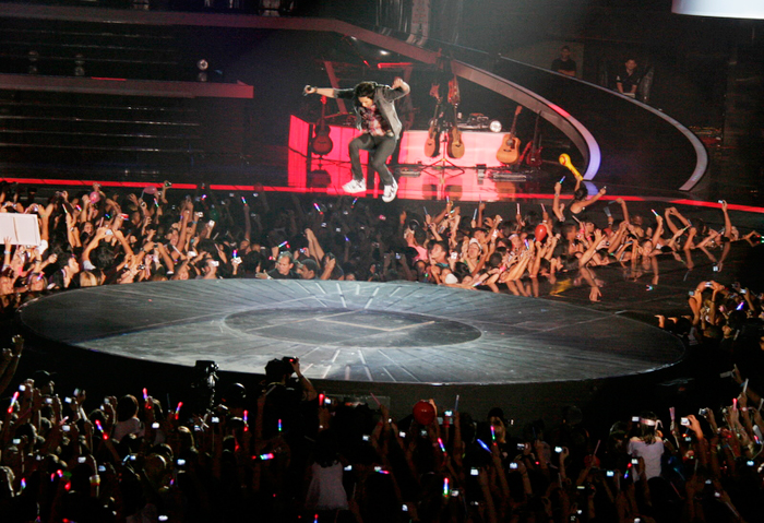 Luan Santana durante o seu voo no show