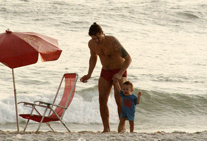 Dado Dolabella caminhou na areia com o pequeno Eduardo