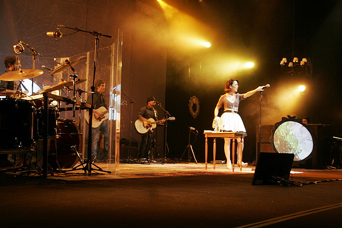 A cantora pede a ajuda dos fãs para cantar 