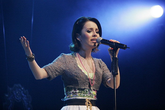 Mesmo rouca, a cantora não desafinou