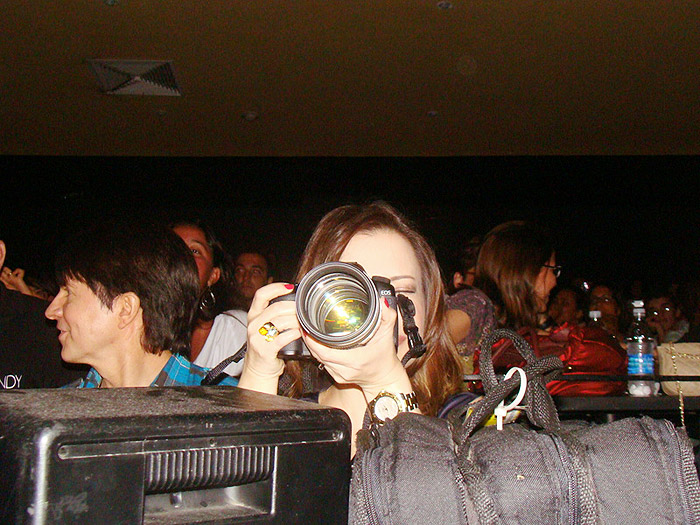 Noely Lima fotografa a filha, Sandy, no palco