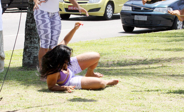 Renata não evitou a queda na grama