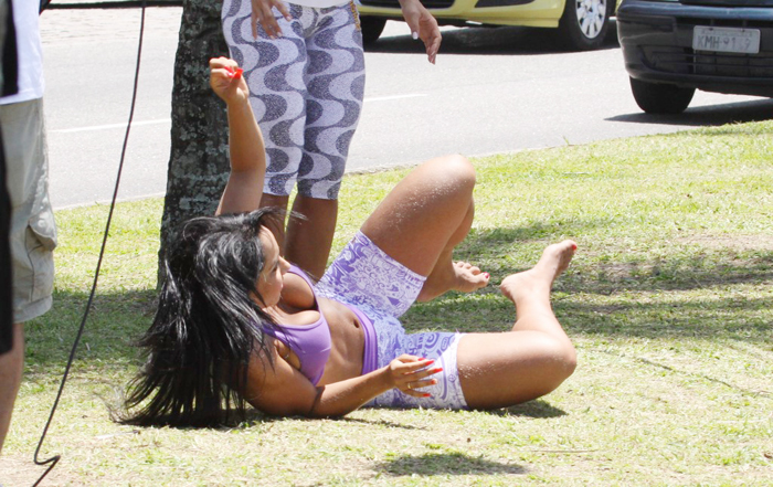 Renata se arriscou e levou um tombo