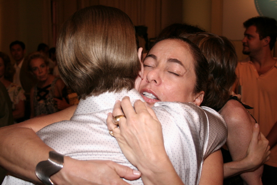 Cissa Guimães dá um abraço em Fernanda Montenegro