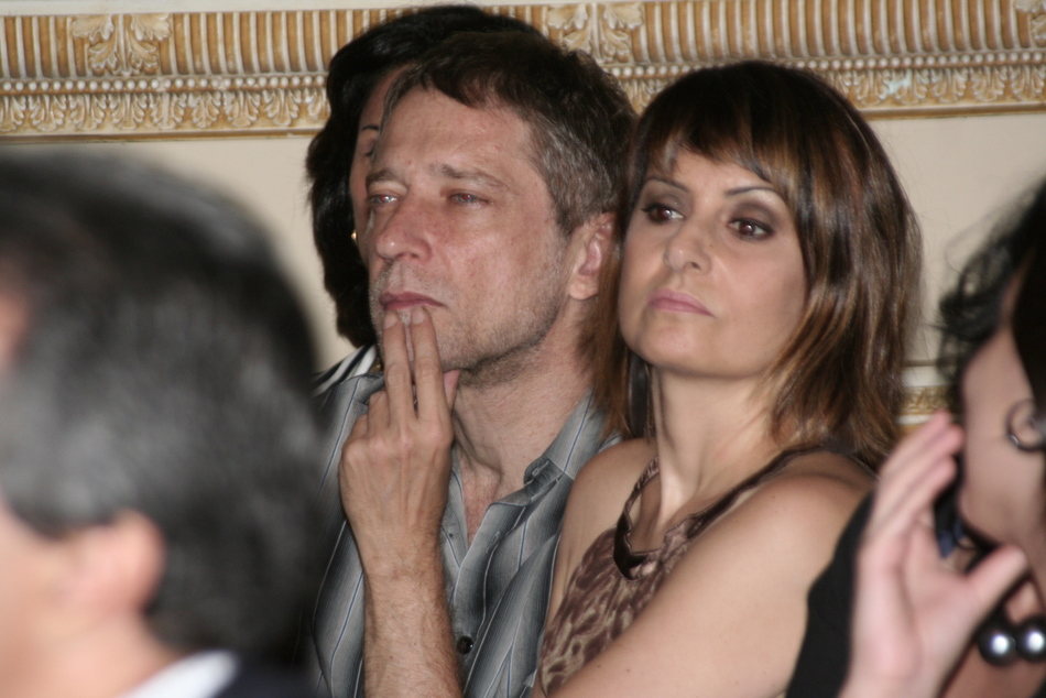 Fernanda Abreu assistiu ao leilão com o marido Luis Stein