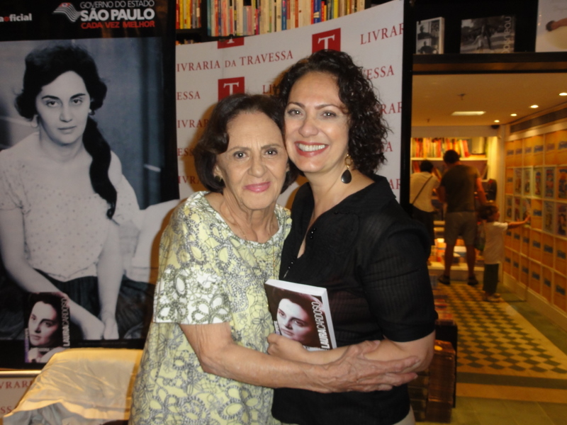 Eliane Giardini compareceram no lançamento do livro da atriz
