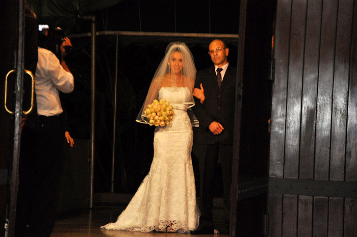 Dani entrou emocionada na igreja. O vestido da noiva é assinado por Walério Araújo e o stylist é de Yan Acioli
