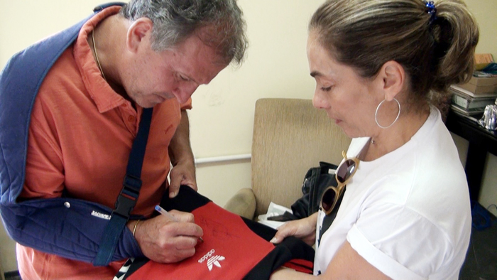 Zico autografou uma camiseta do Flamengo para a atriz Cissa Guimarães
