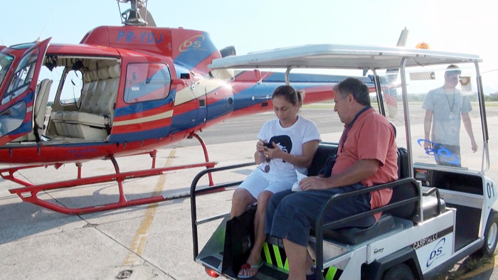 Cissa e Zico momentos antes de embarcarem no helicóptero