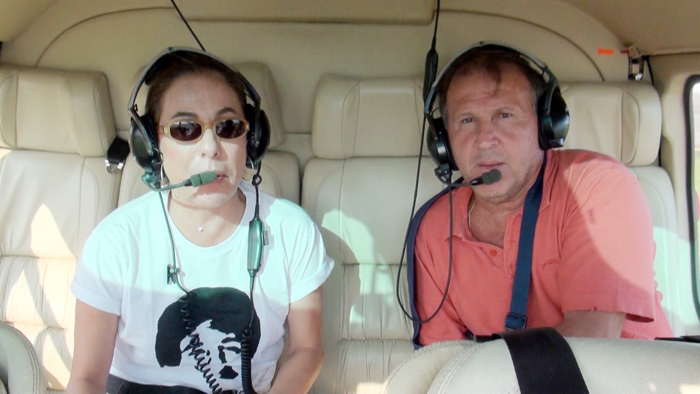 Cissa Guimarães e Zico a bordo do helicópero antes de chegarem à Rocinha