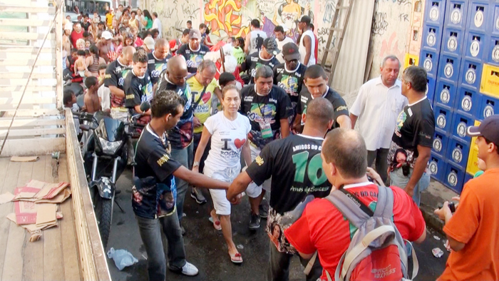 Atriz chega à Rocinha e segue para o evento, cercada por uma cordão de isolamento