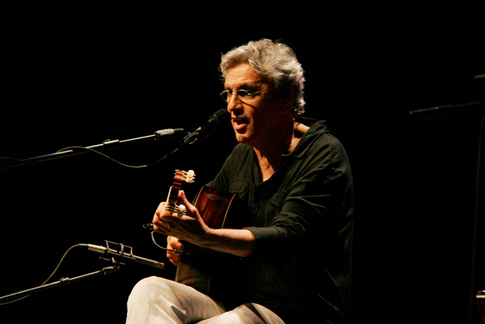 Caetano Veloso canta