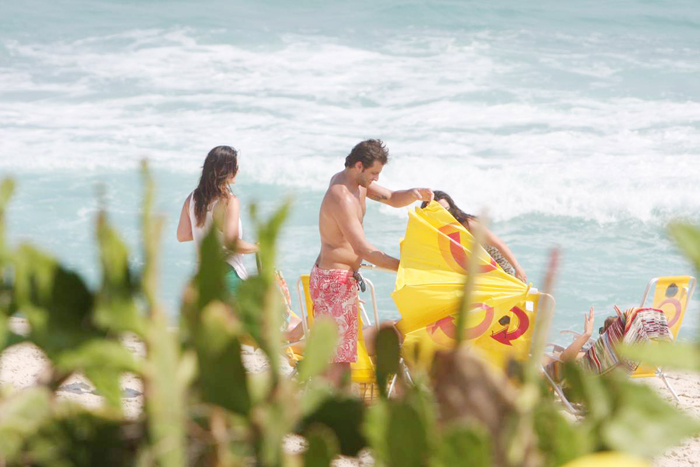 Henri Castelli providenciou a sombrinha na Praia da Reserva