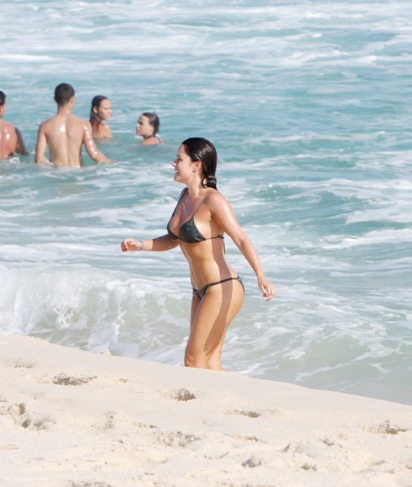 Fernanda exibiu boa forma na praia