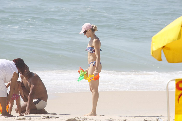 Bianca Rinaldi observa a filha na areia