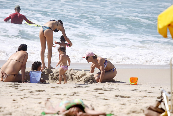 Bianca Rinaldi no ar em Ribeirão do Tempo, da Record, brincou com as filhas na areia