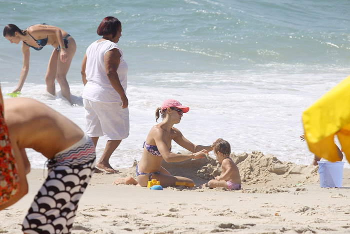 Mesmo com a presença da babá, a atriz fez questão de cuidar das filhas