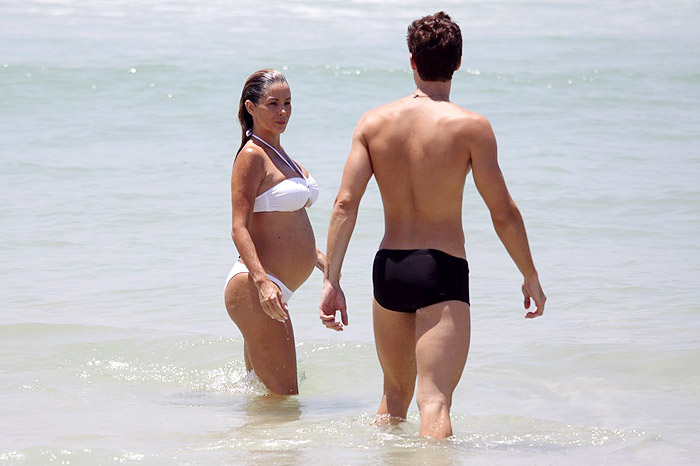 Danielle Winits e Jonatas Faro se refrescaram tomando um banho no mar