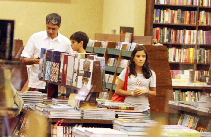 William Bonner foi fotografado em uma livraria do centro de compras carioca