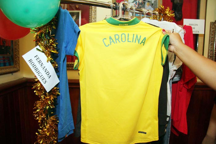 Carolina Dieckmann doou sua camiseta da seleção brasileira