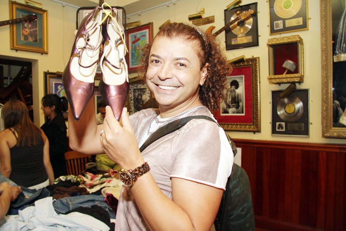 David Brazil levou para casa um par de sapatos doado por Sabrina Sato
