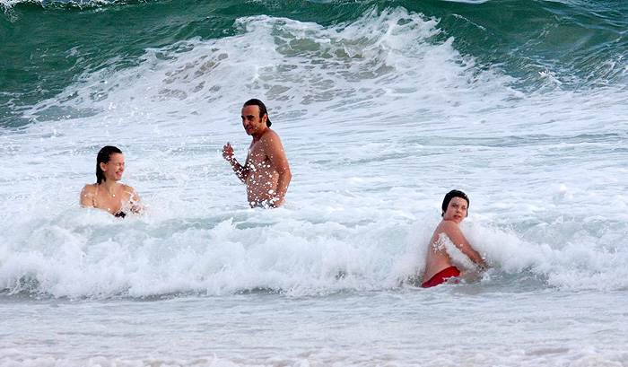 Julia Lemmertz e Alexandre Borges mergulharam na praia, no Rio de Janeiro
