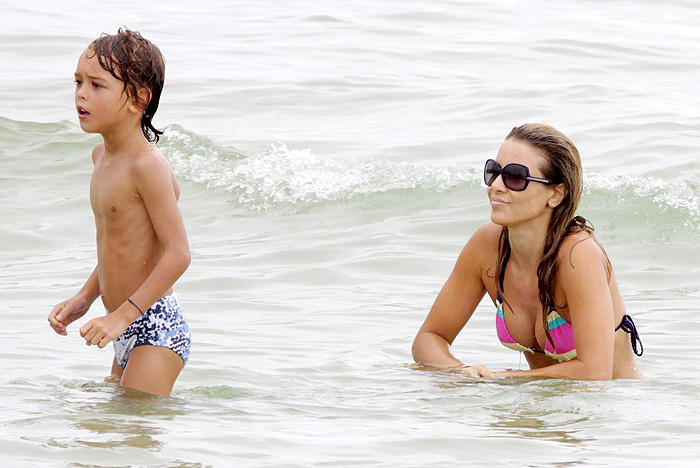 Christine e Pedro brincaram bastante nas águas da praia carioca