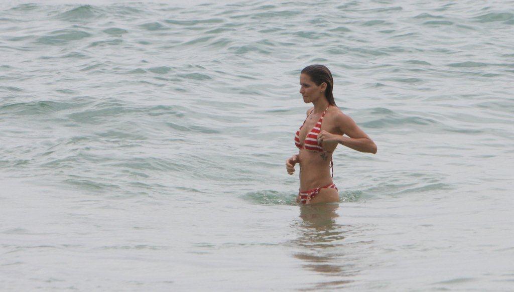Deborah Secco foi clicada na praia da Barra da Tijuca