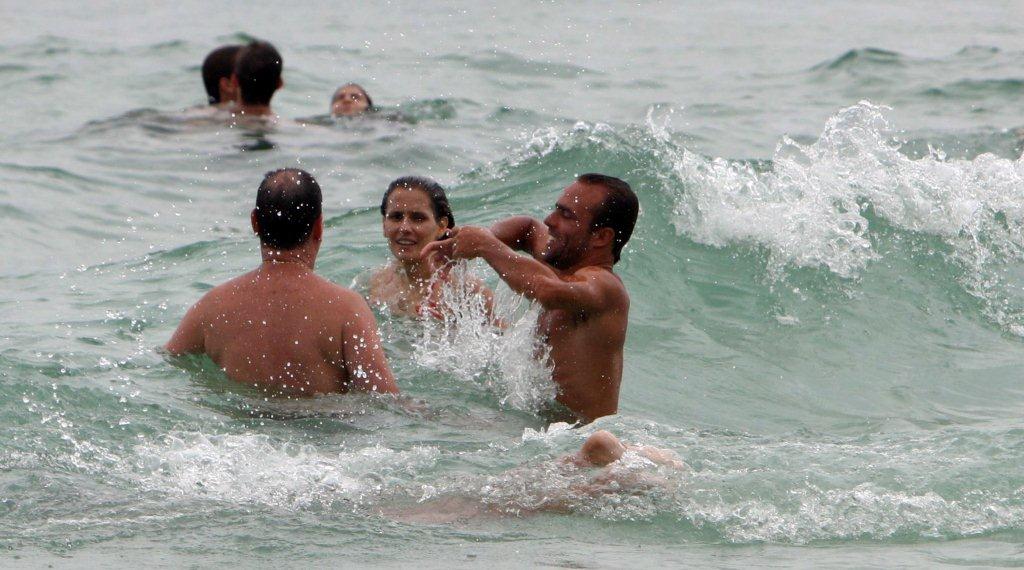 O casal se refrescou no mar carioca