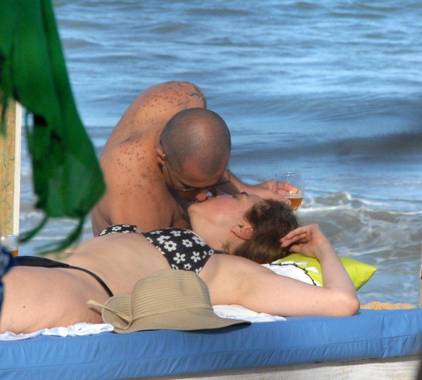 O casal trocou beijos na beira da praia