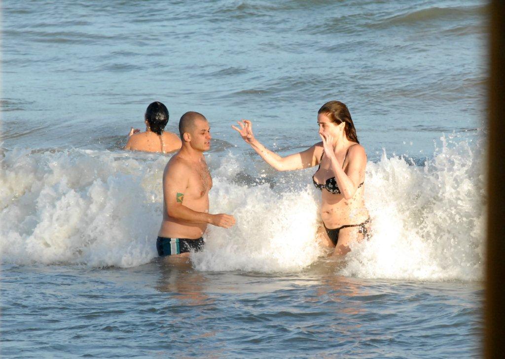 O casal se refrescou dando um mergulho no mar