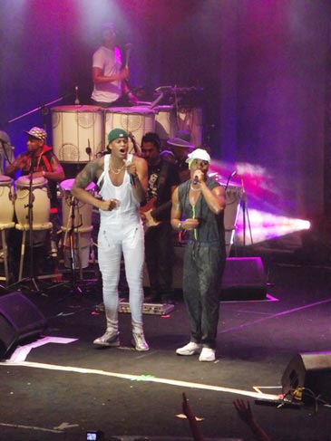 Léo Santana e Denny, da Timbalada, cantaram juntos na Bahia