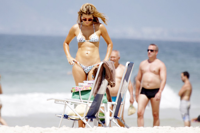 A atriz exibiu seu tanquinho na praia