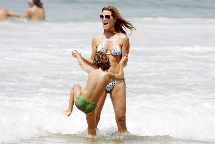 A atriz brincou com o filho nas águas do mar