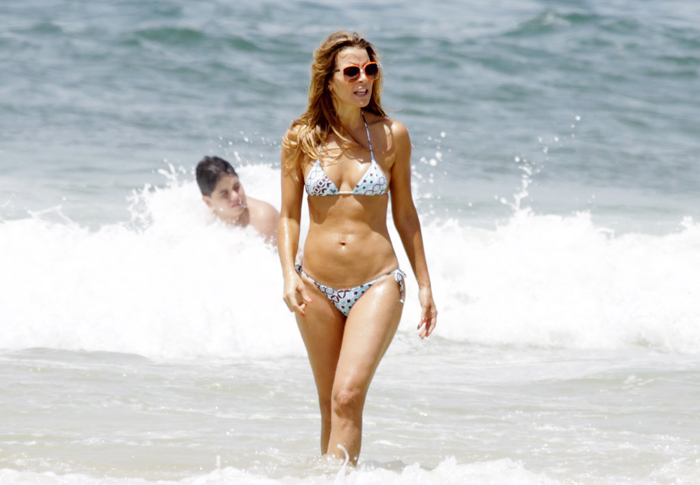 A atriz desfilou sua boa forma na praia carioca