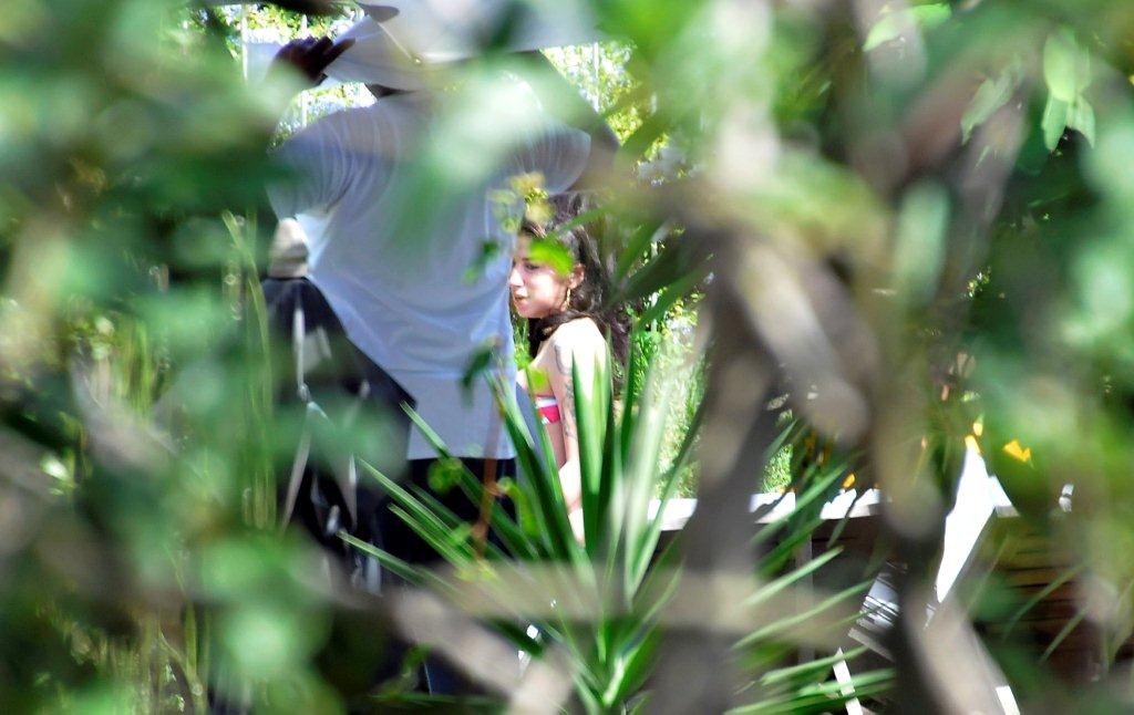 Cantora aproveitou o dia de sol para ir à piscina