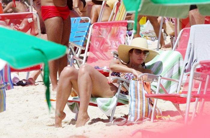 A apresentadora do Fantástico se protegeu do sol com boné e óculos de sol