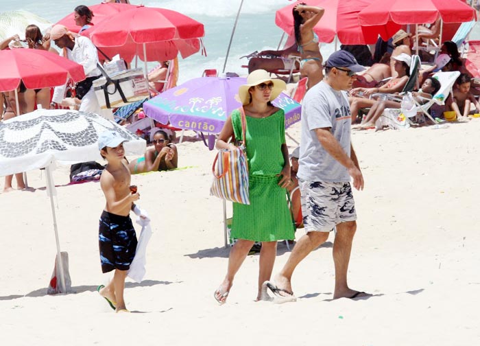 Felipe, Patrícia e Amauri foram clicados saindo da praia
