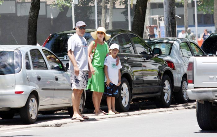 Os três foram clicados atravessando a rua