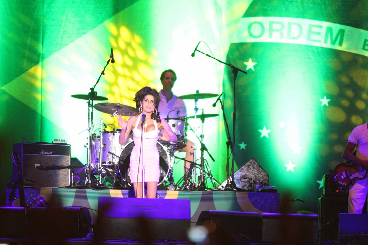 Amy Winehouse apareceu em frente à bandeira do Brasil, em seu primeiro show no país