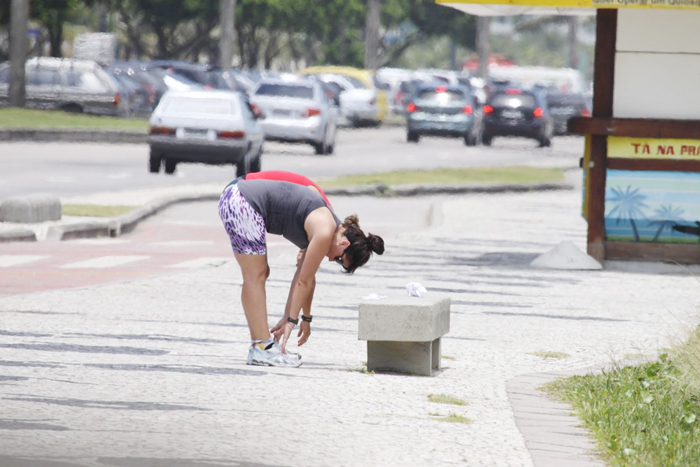 Atriz se alongou antes de começar a malhar