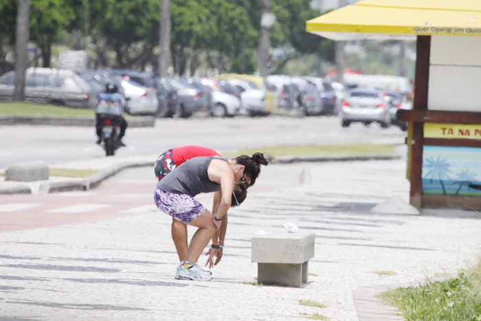 Giovanna tenta eliminar os quilinhos que ganhou na gestação das gêmeas 