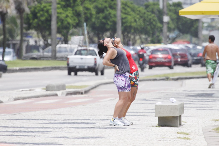 Atriz foi clicada na orla da Barra da Tijuca, na Zona Oeste