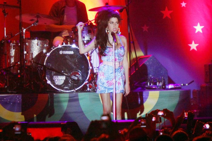 Amy Winehouse optou por um vestido colorido no seu segundo show no Rio