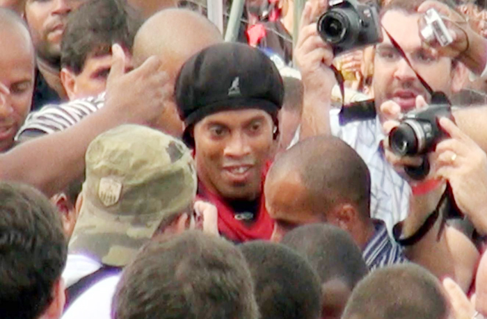 Ronaldinho chegou em meio ao tumulto