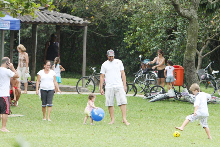 Thiago brinca com seus filhos na grama
