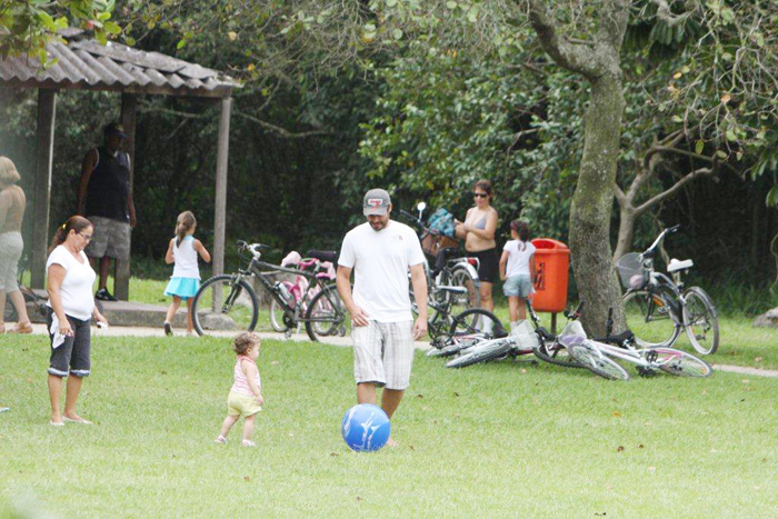 Ele chuta bola com sua filha Cora