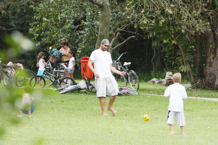 Agora é a vez do paizão brincar com Gael