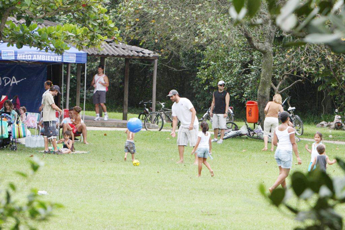 Thiago não percebeu que estava sendo fotografado