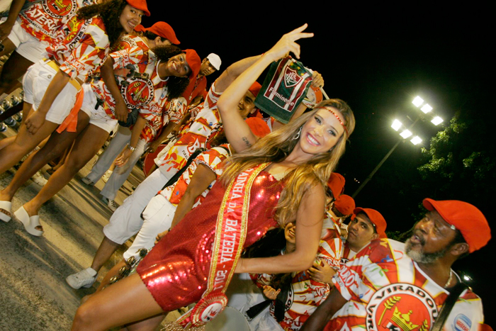 De vestido vermelho curto, Dani Bananinha vai a ensaio técnico de escola de samba
